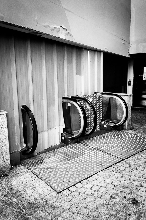 Around — photographie de rue noir et blanc par Loïc Jouan, 02/26