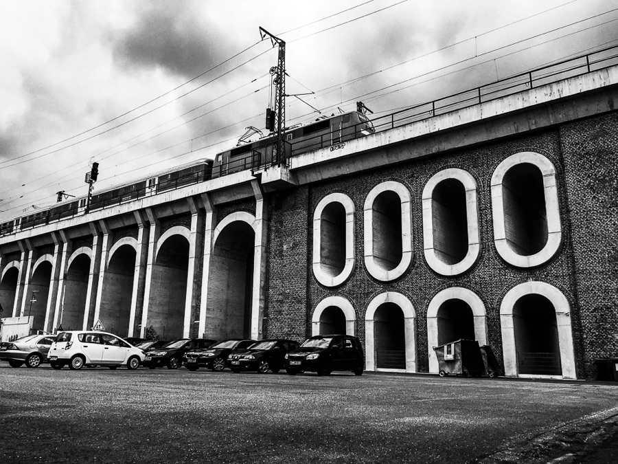 Around — photographie de rue noir et blanc par Loïc Jouan, 03/26