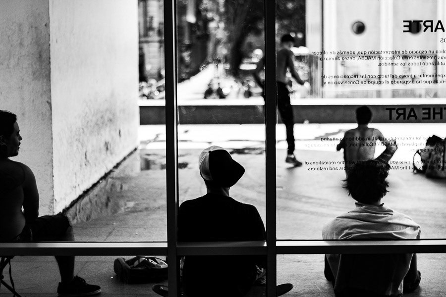 Around — photographie de rue noir et blanc par Loïc Jouan, 05/26