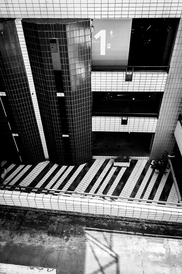 Around — photographie de rue noir et blanc par Loïc Jouan, 06/26