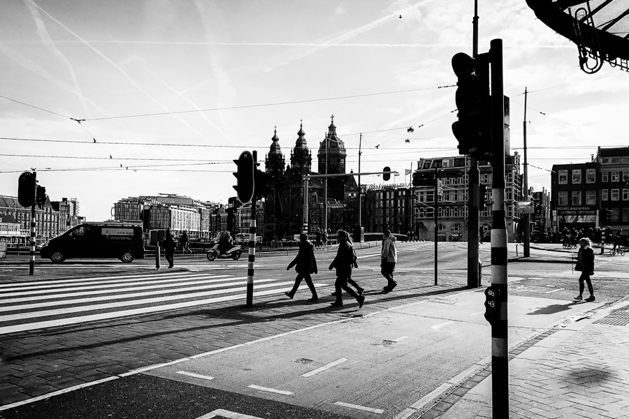 Around — photographie de rue noir et blanc par Loïc Jouan, 07/26