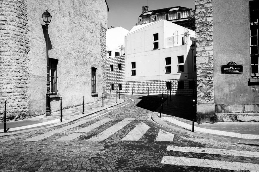 Around — photographie de rue noir et blanc par Loïc Jouan, 08/26