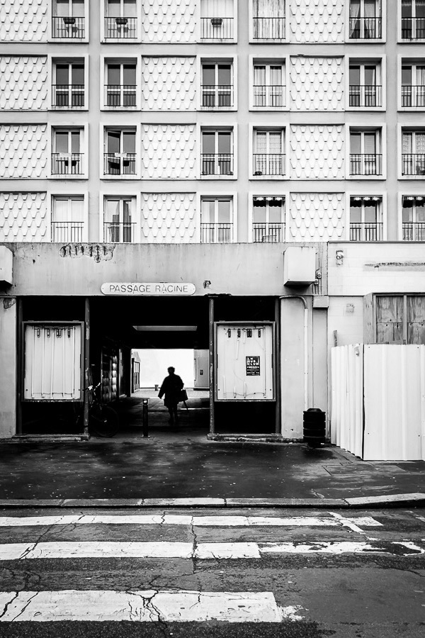 Around — photographie de rue noir et blanc par Loïc Jouan, 09/26