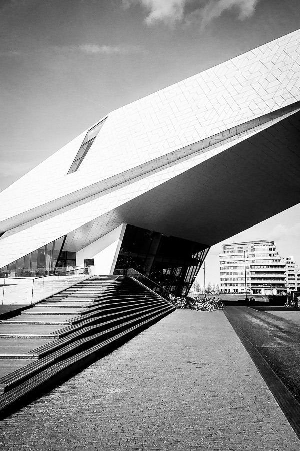 Around — photographie de rue noir et blanc par Loïc Jouan, 11/26