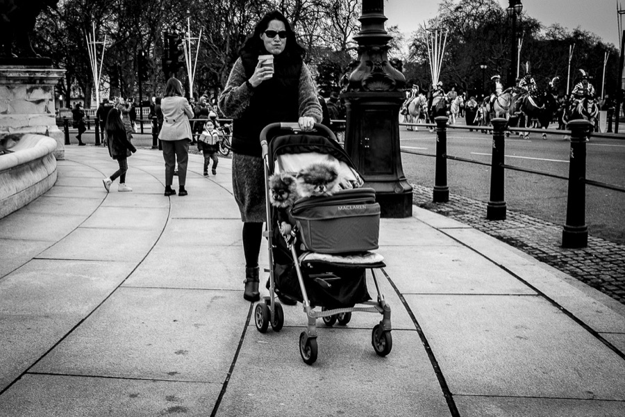 Around — photographie de rue noir et blanc par Loïc Jouan, 12/26