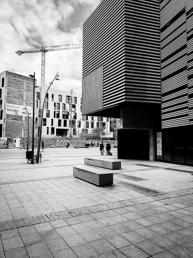 Around — photographie de rue noir et blanc par Loïc Jouan, 13/26