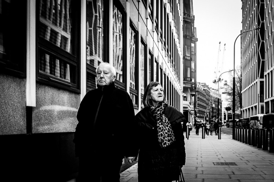 Around — photographie de rue noir et blanc par Loïc Jouan, 15/26