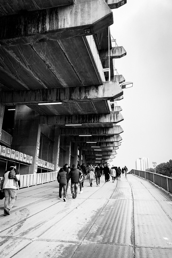 Around — photographie de rue noir et blanc par Loïc Jouan, 16/26