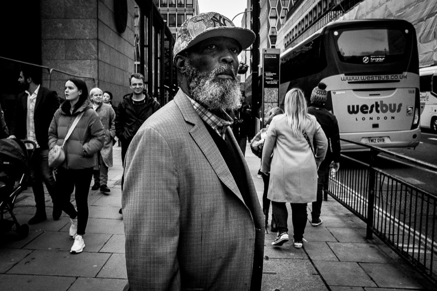 Around — photographie de rue noir et blanc par Loïc Jouan, 19/26