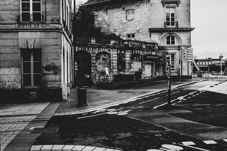 Around — photographie de rue noir et blanc par Loïc Jouan, 23/26