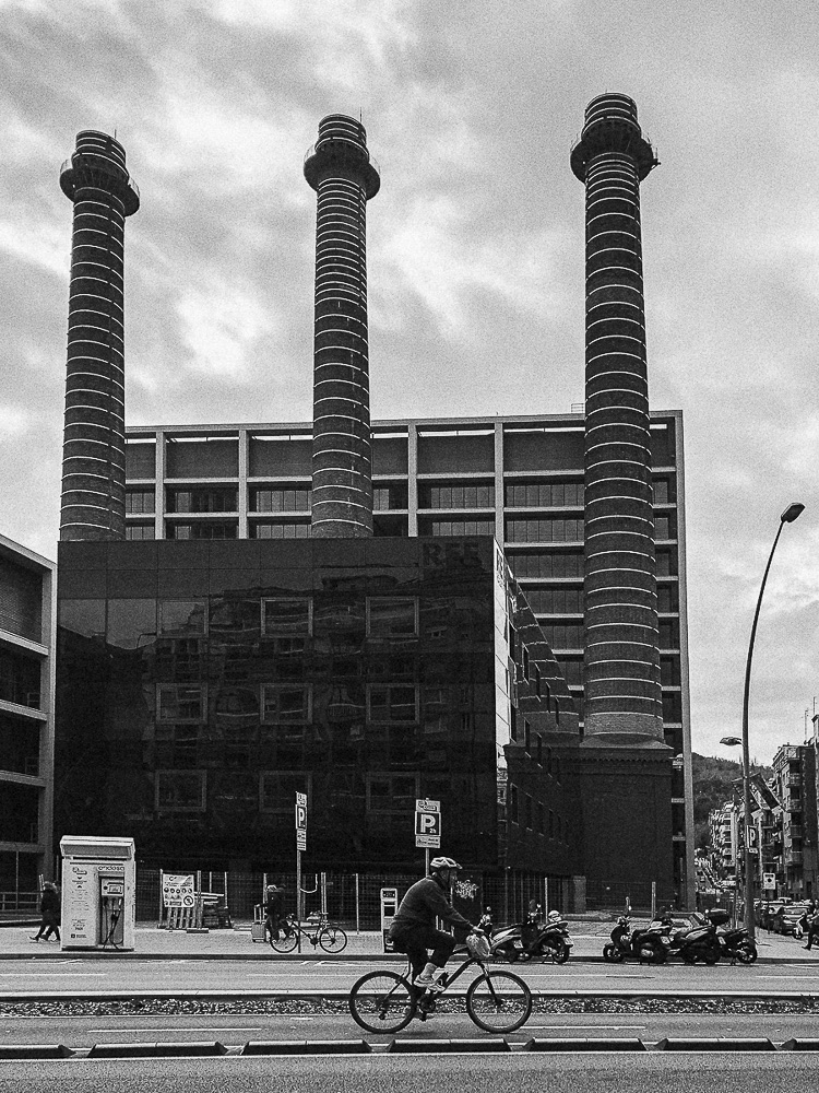 Around — photographie de rue noir et blanc par Loïc Jouan, 24/26