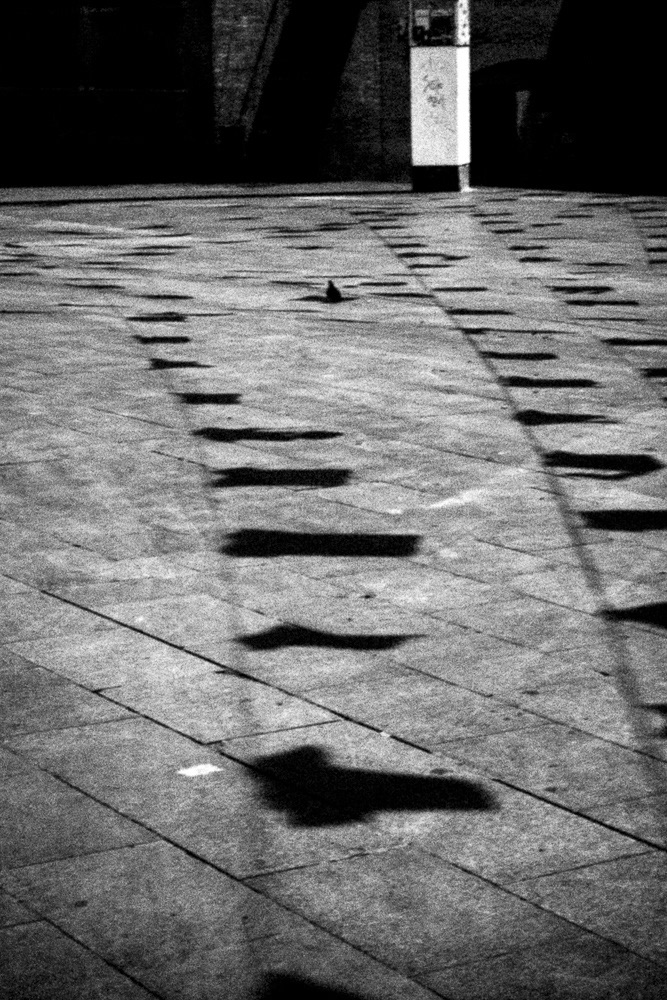 Around — photographie de rue noir et blanc par Loïc Jouan, 25/26